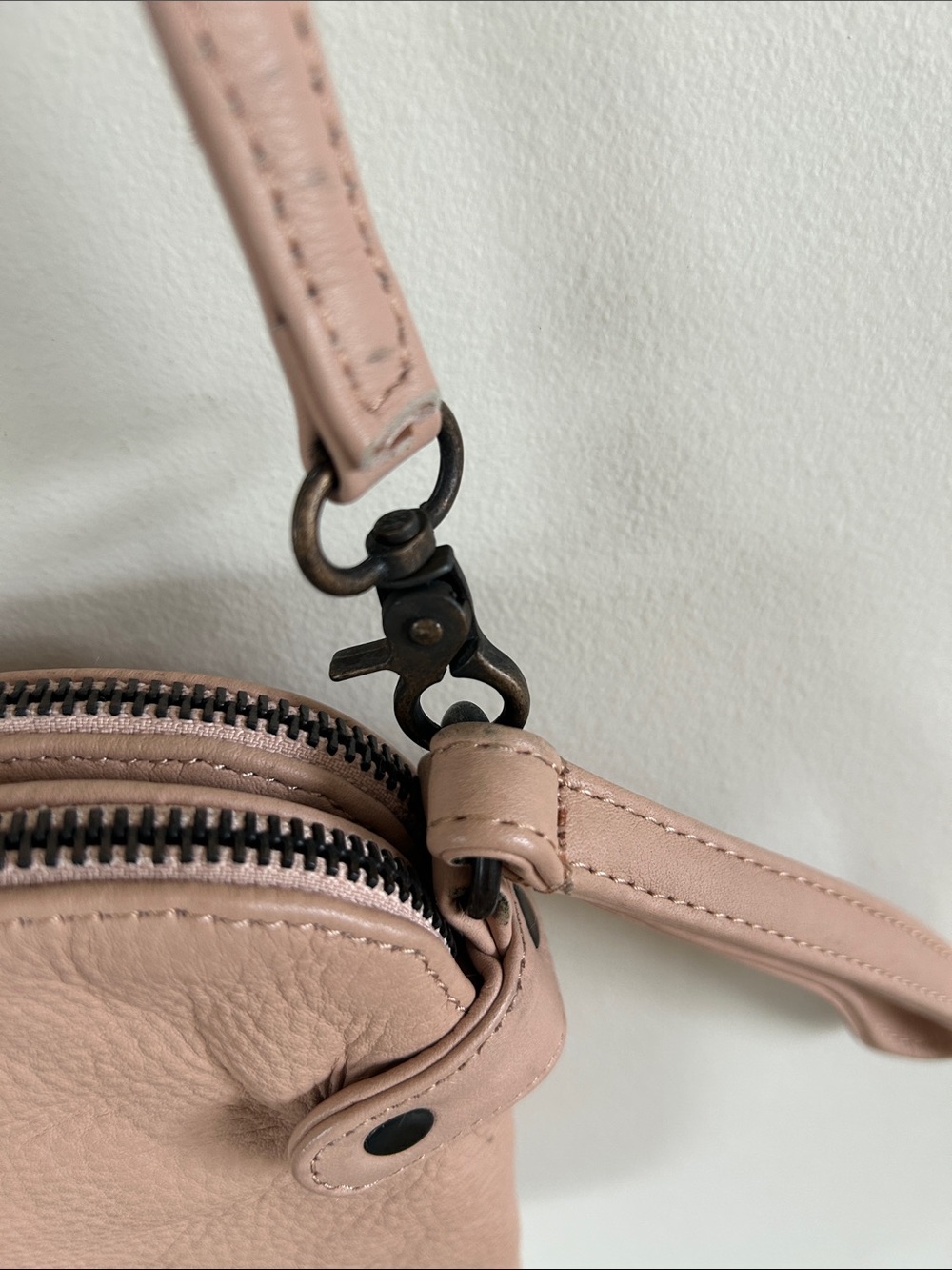Wanderers Travel Co THE VENETIAN PASSPORT Blush Leather Crossbody Bag - Picture 9 of 13